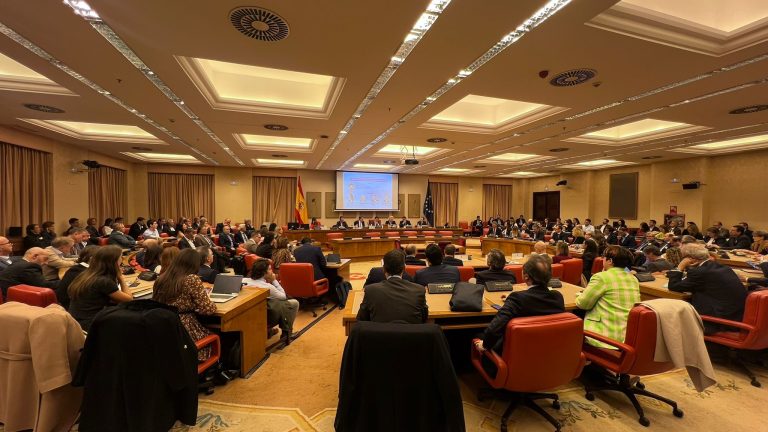 Sala de congresos con personas reunidas