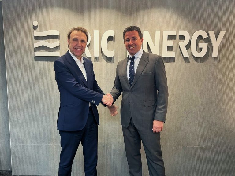 Dos hombres se estrechan la mano tras una firma institucional